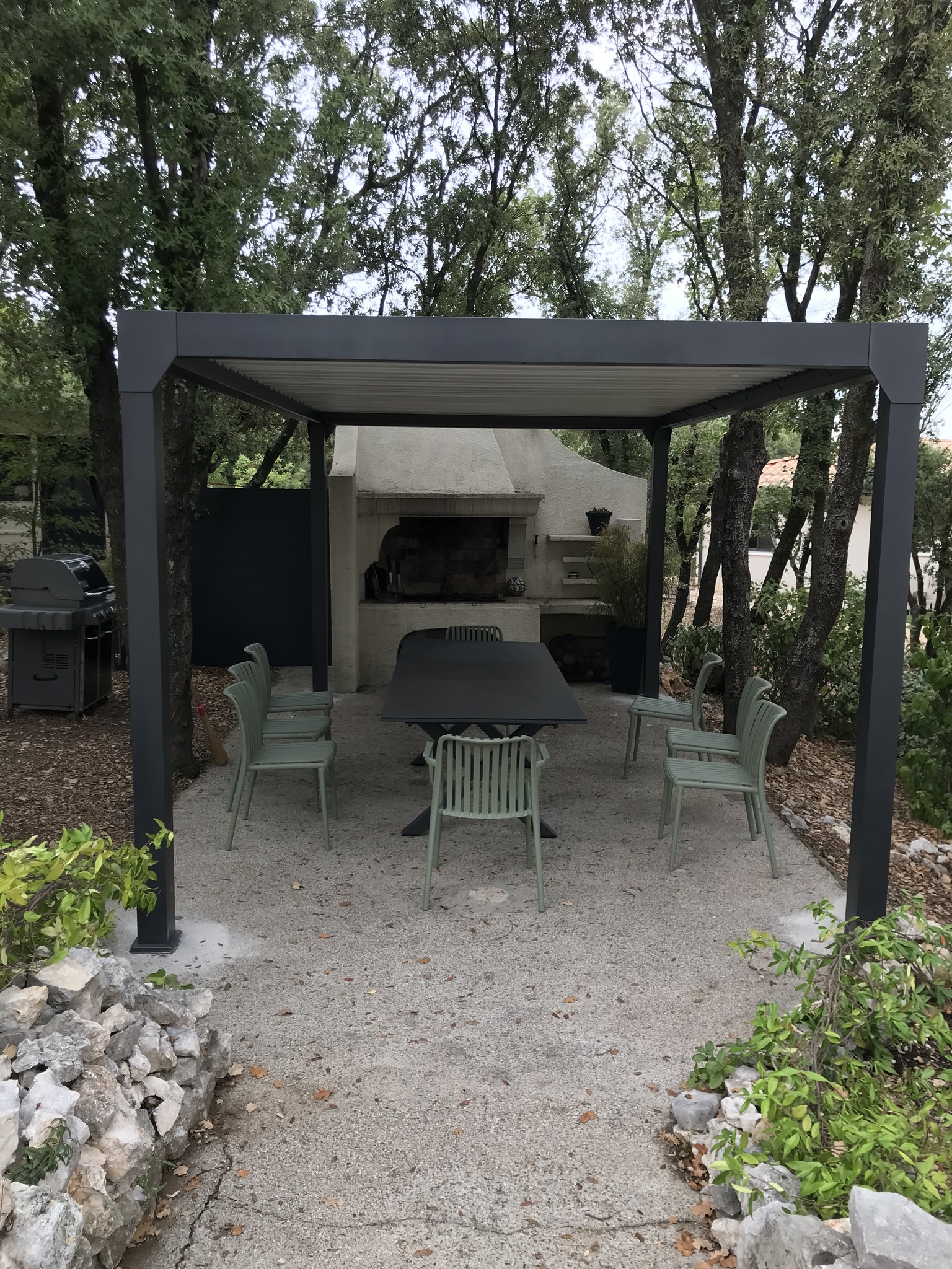Installation d'une pergola aluminium haute sécurité à Montpellier