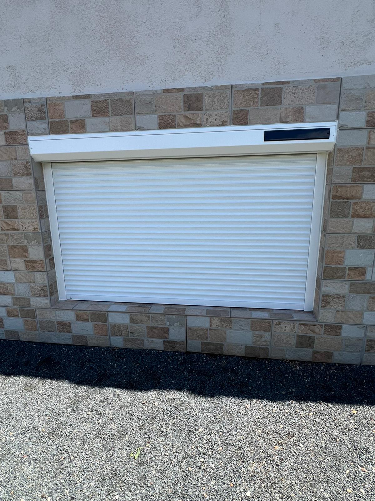 Volet roulant motorisation solaire installé à Le Puech